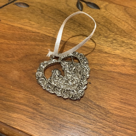 Silver heart nativity scene ornament - Picture 3 of 5